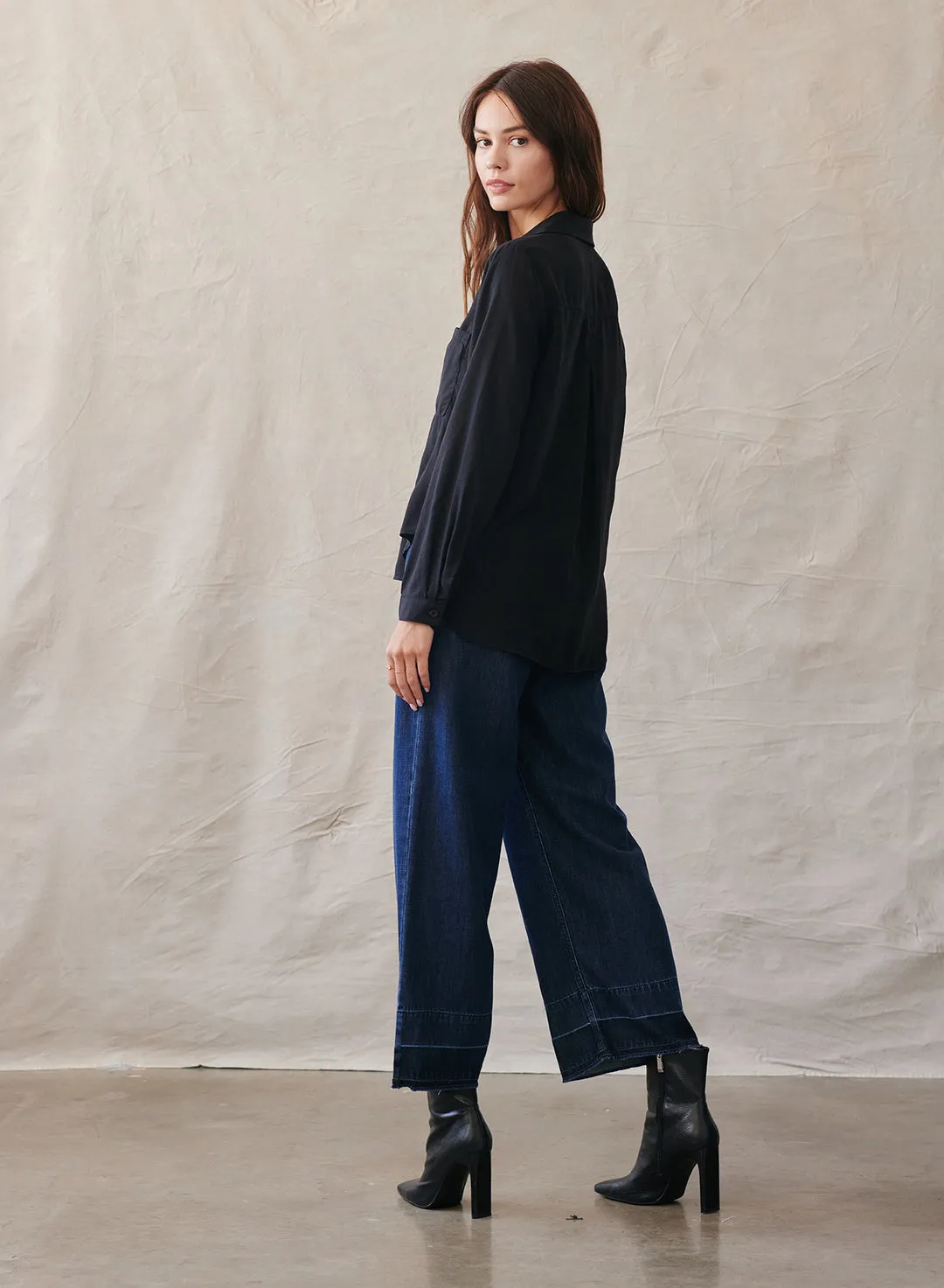 bella dahl two pocket classic button down in black