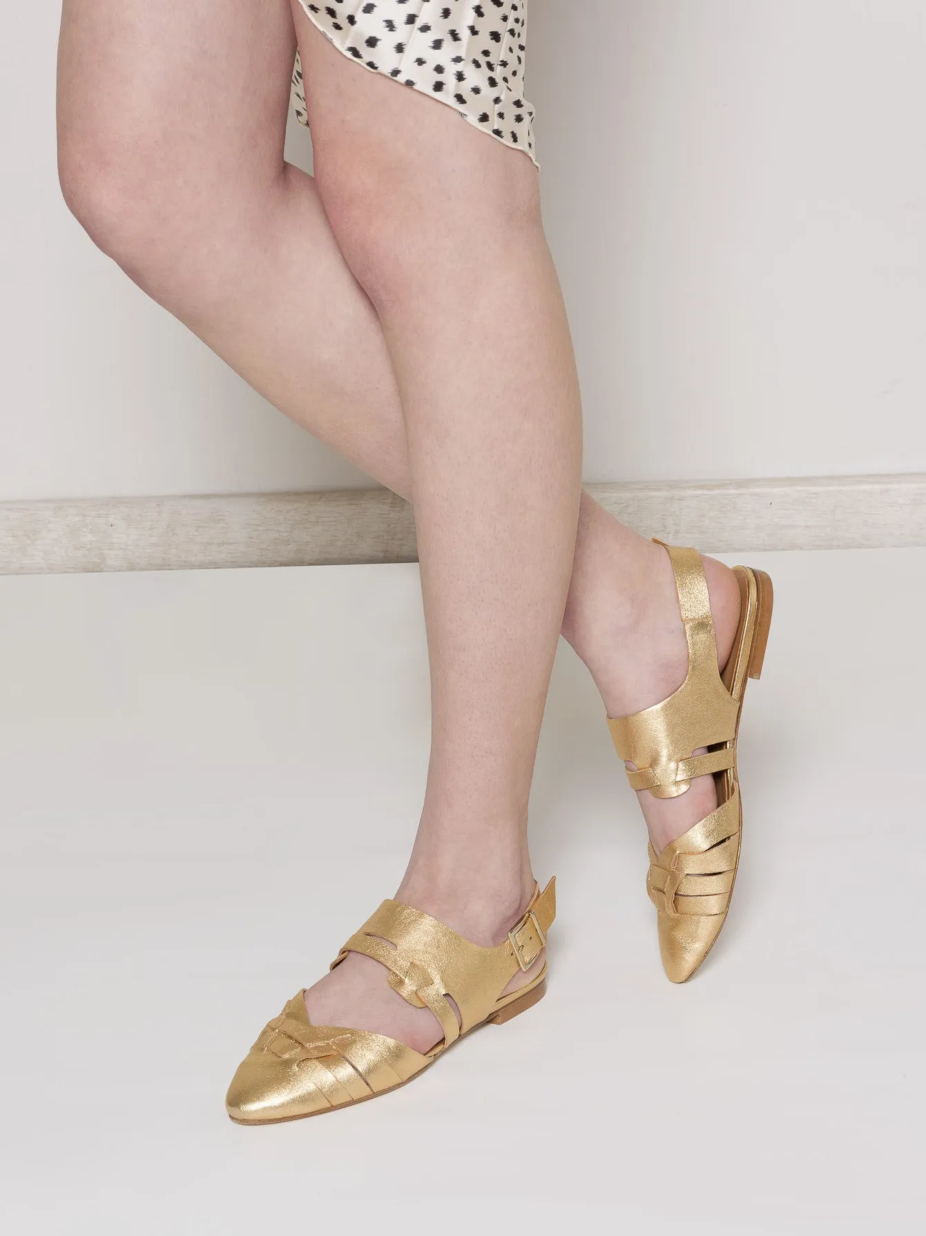 FEDORA Golden Closed Toe Sandal
